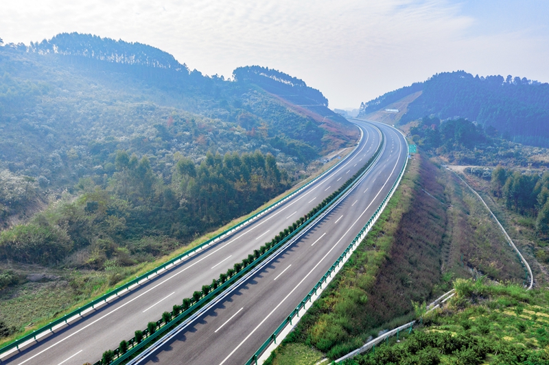 6.高速公路與群山相連，植被覆蓋率高，與原生態(tài)環(huán)境恢復有機結(jié)合.jpg